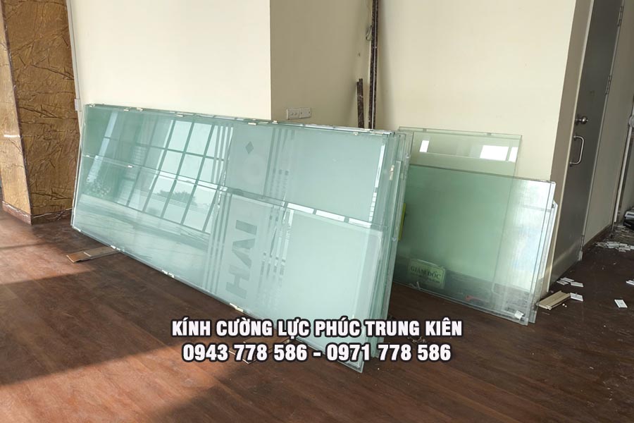 ứng dụng kính cường lực trong văn phòng